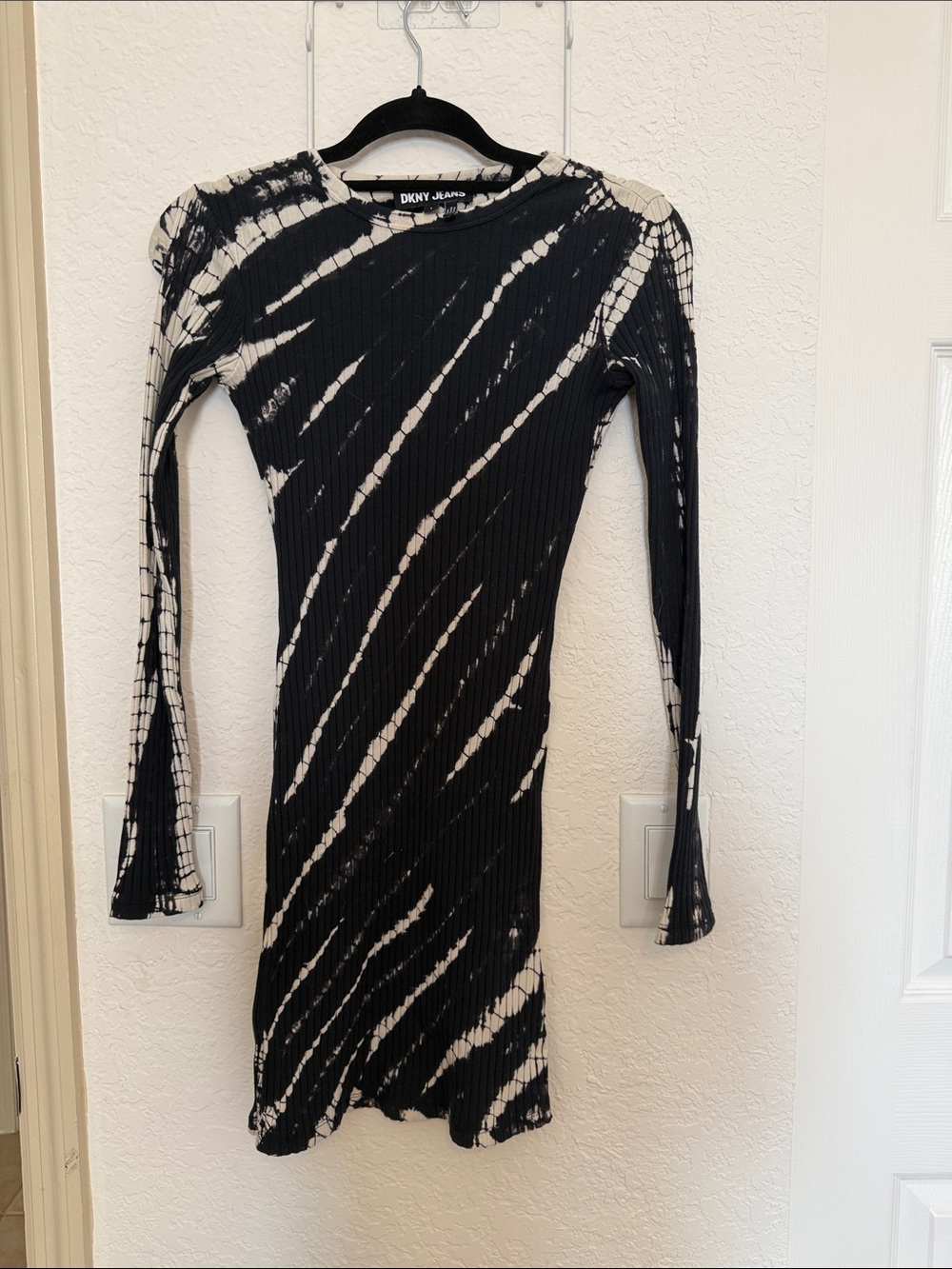 NWOT DKNY Black and Cream Diagonal Tie-Dye Ribbed Bodycon Long-Sleeve Dress